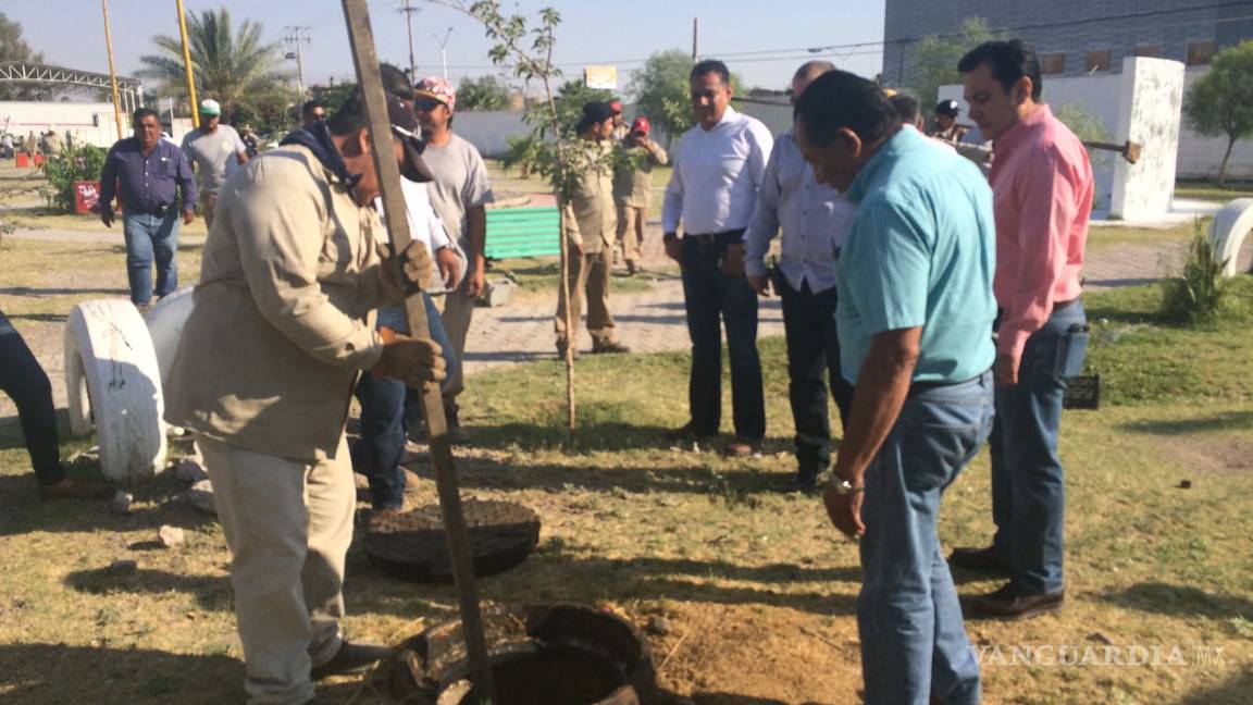 $!Retira Simas Torreón gran cantidad de basura en alcantarillas de La Aviación
