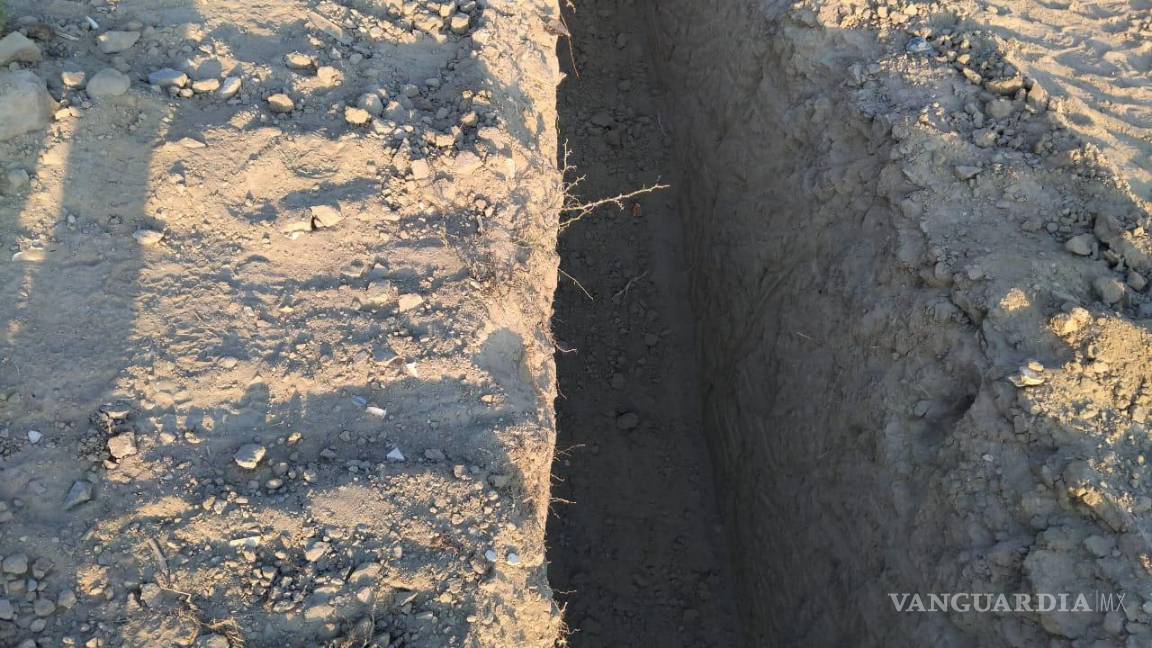 $!Zanjas de dos metros bloquean accesos directos de campesinos a la autopista.