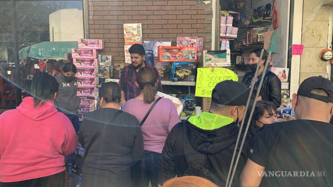 ‘Ayudan’ comerciantes en Saltillo a Santa con rebaja de precios en juguetes para Navidad