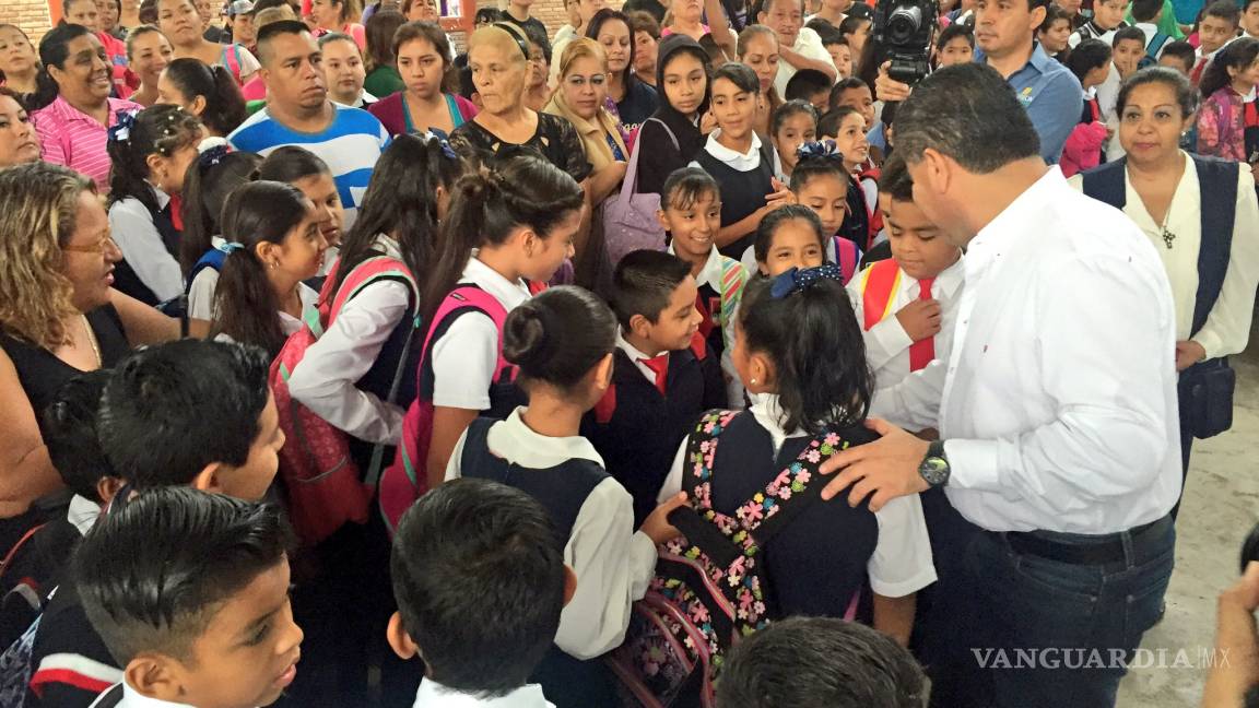 Entregan en Torreón útiles y uniformes escolares