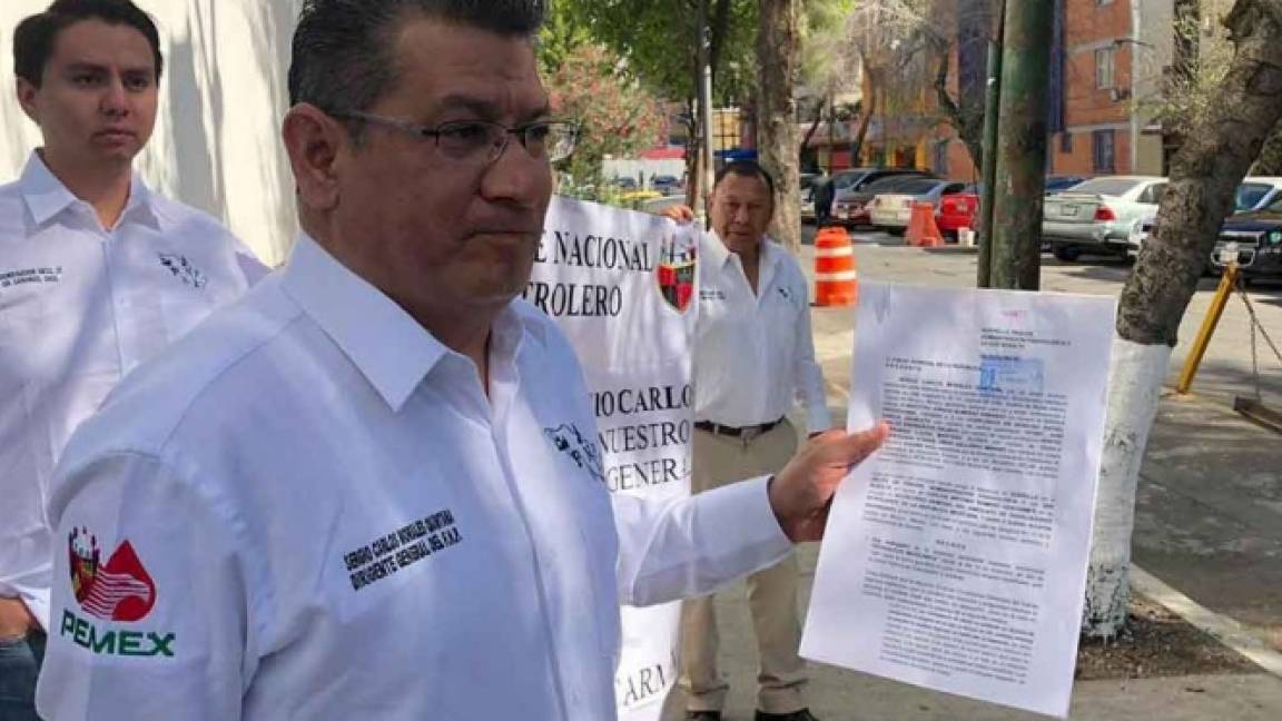 $!Petroleros presentan denuncia contra el líder sindical Carlos Romero Deschamps