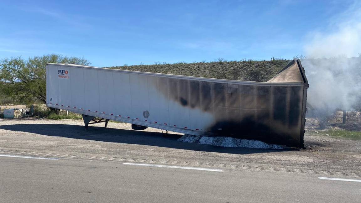 $!Se incendia trailer en la carretera Torreón-Saltillo