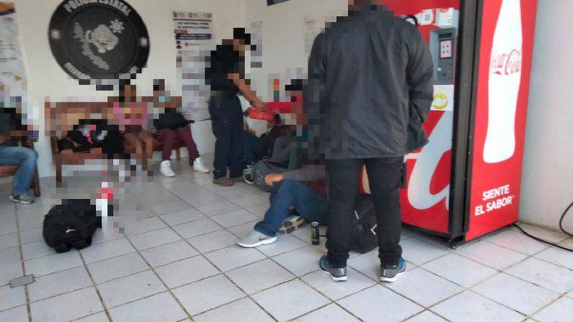 $!INM rescata a 359 migrantes que viajaban en caja de un tractocamión, en Veracruz