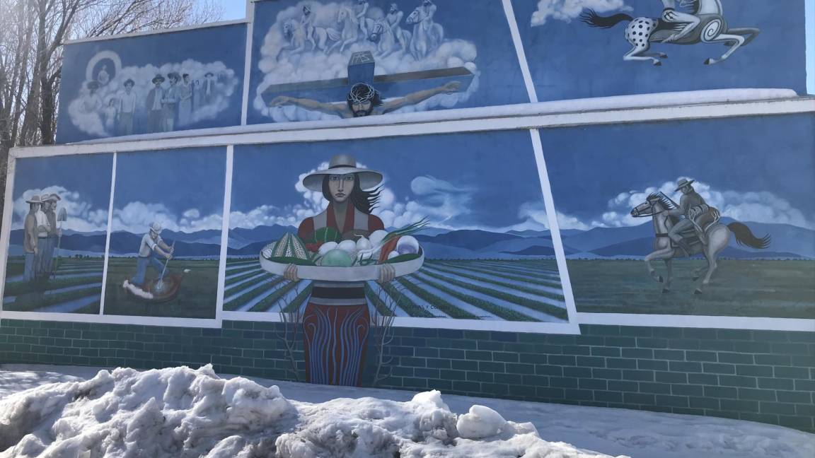 $!El mural Sierras y colores pintado en 1986 por Carlos Sandoval en la pared de un edificio de San Luis al sur de Denver, Colorado.