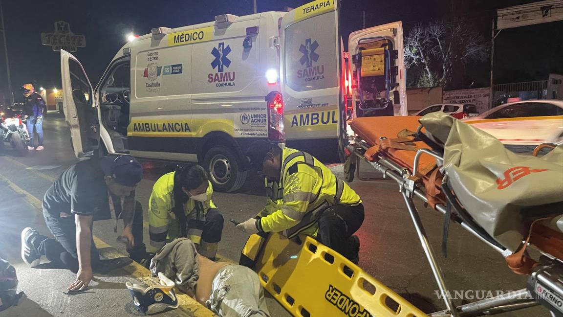 Arriesga la vida de su amigo: pierde control de su moto y acompañante sale volando, en el Periférico LEA de Saltillo