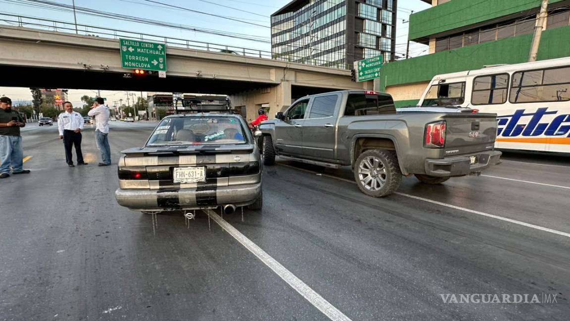 Intenta cambiar de carril sin precaución y se estampa contra camioneta al norte de Saltillo