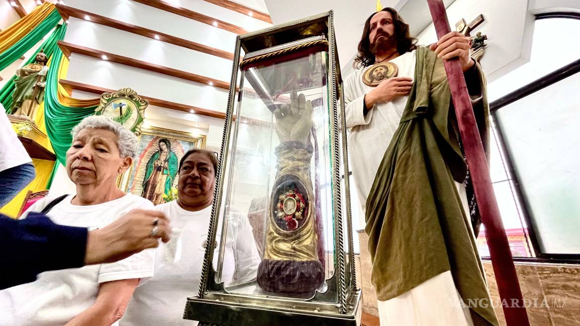 Fieles acompañan peregrinación de reliquia de San Judas Tadeo en Saltillo