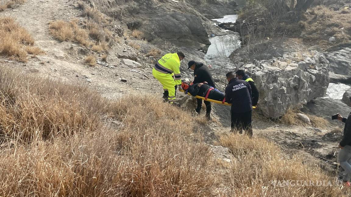 Saltillo: por tomar atajo, motociclista cae a arroyo con todo y el tanque de gas que cargaba