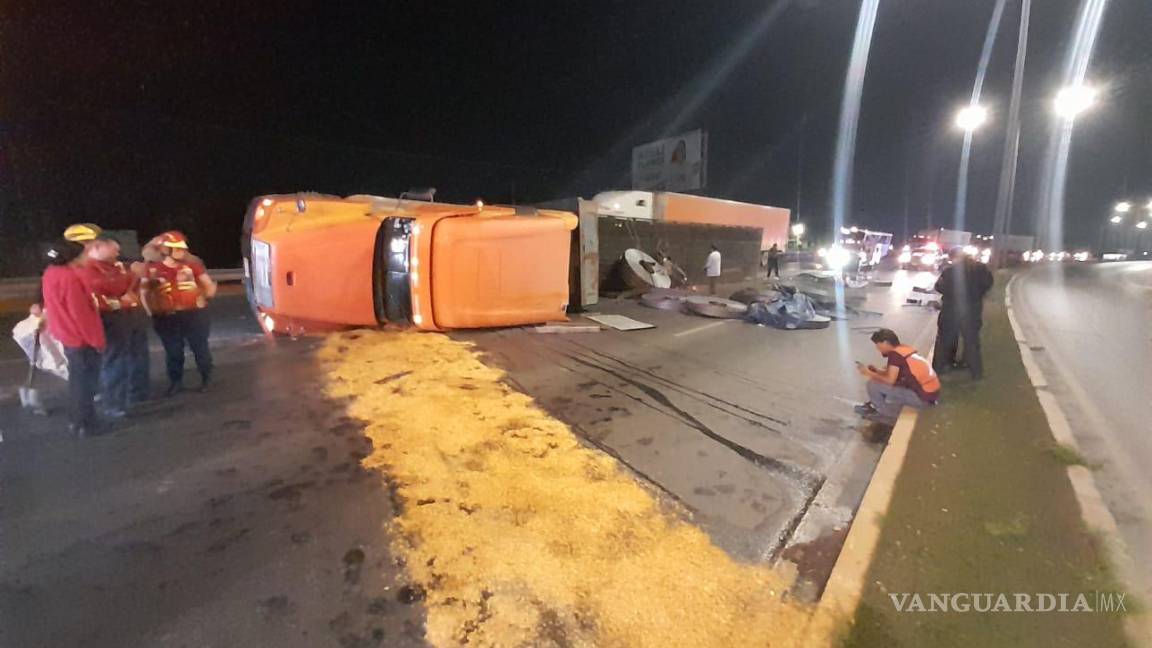 Camión provoca percance en Ramos Arizpe; vuelca tras ser vencido por el peso de la carga