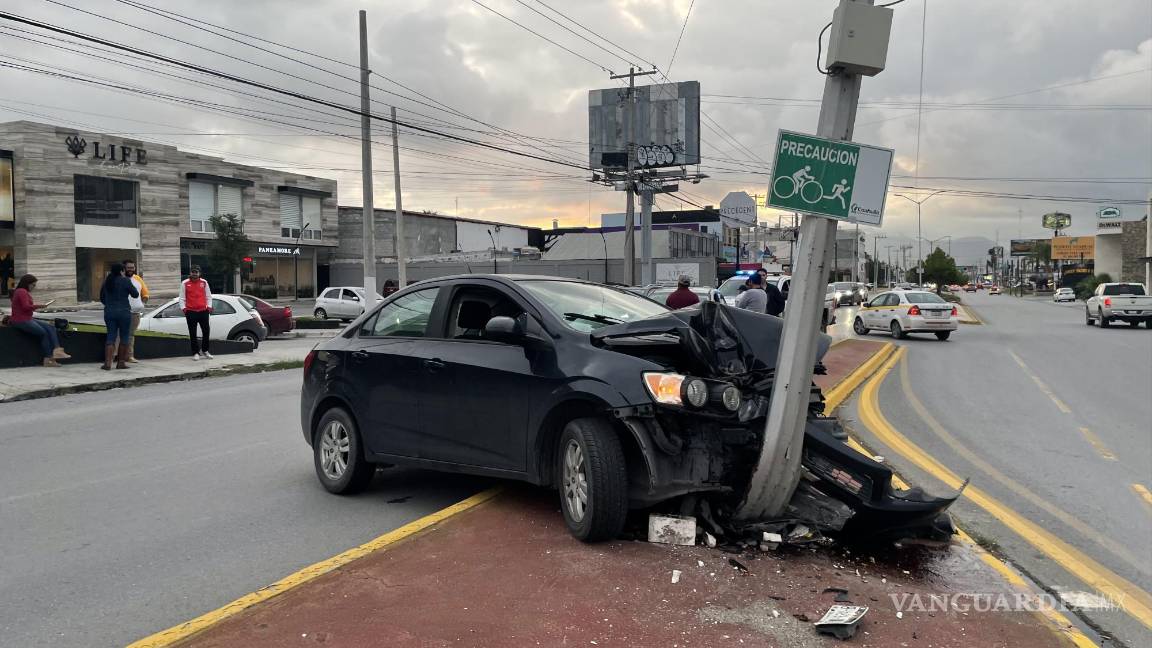 Por ir a exceso de velocidad, vehículo se estrella contra luminaria y casi la derriba en Saltillo