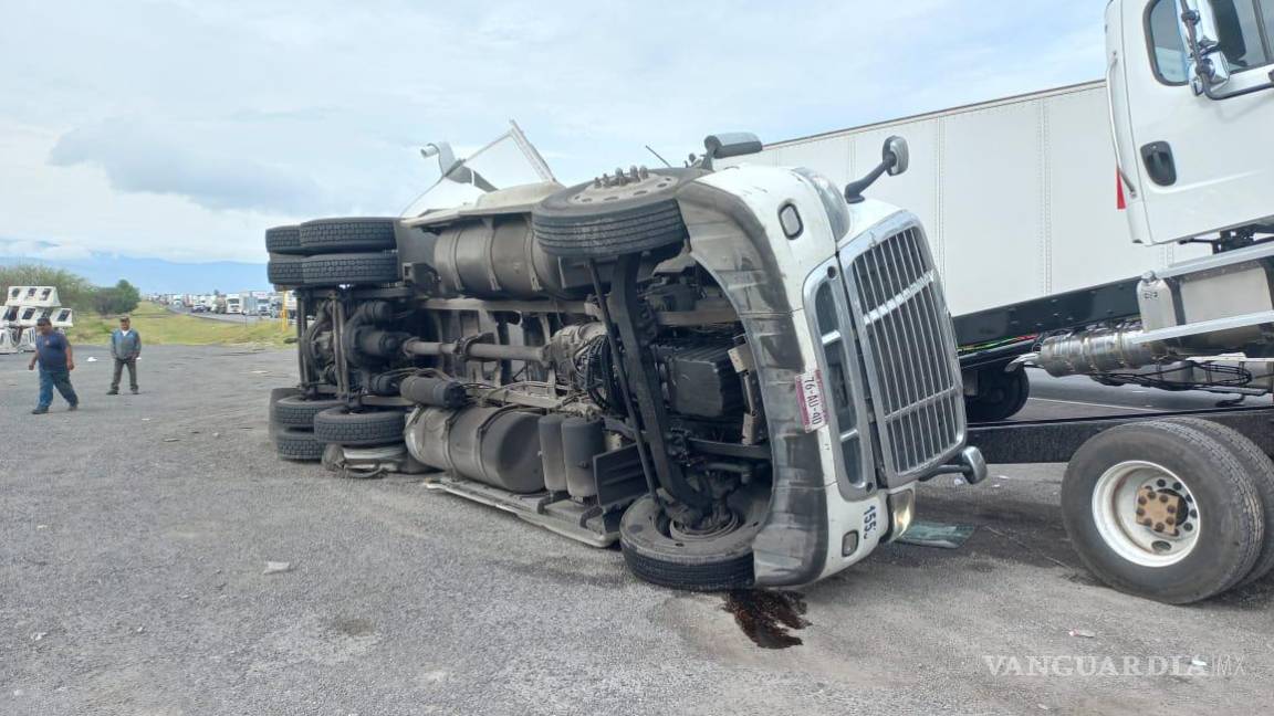 Doble accidente en la Carretera Saltillo-Matehuala bloquea la circulación