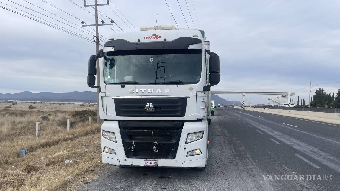 Operador de tráiler se desmaya en carretera Saltillo-Zacatecas por problemas de salud