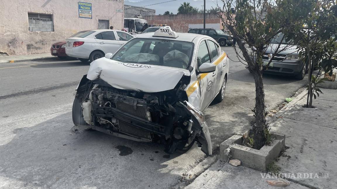 Vuelca a tres cuadras de su casa, taxi lo impactó, en Saltillo