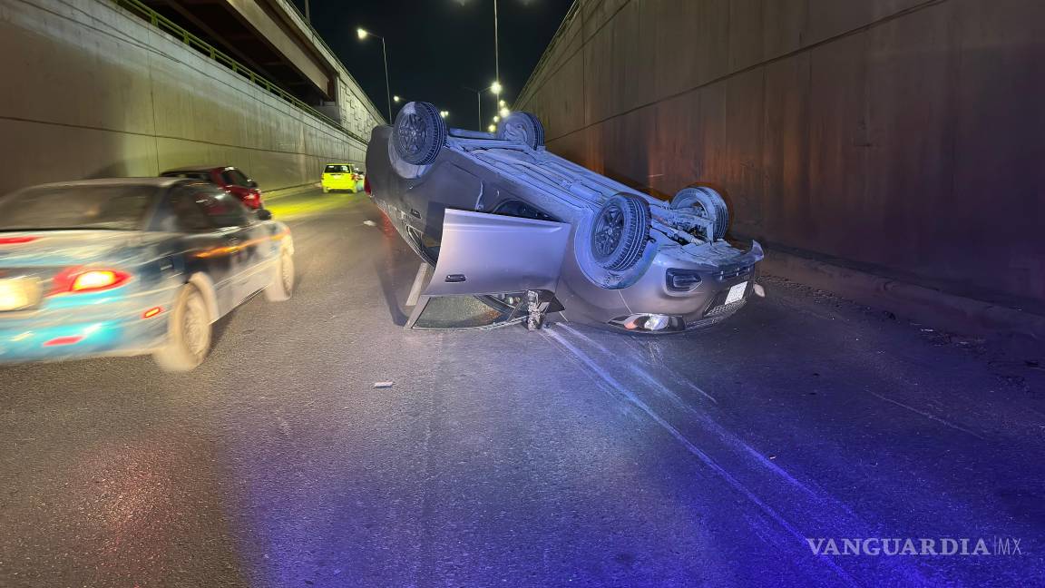 $!El impacto contra el muro de concreto provocó la volcadura del vehículo.