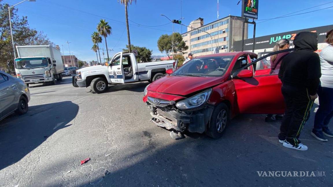 Adulta mayor se pasa el alto y provoca accidente en Saltillo