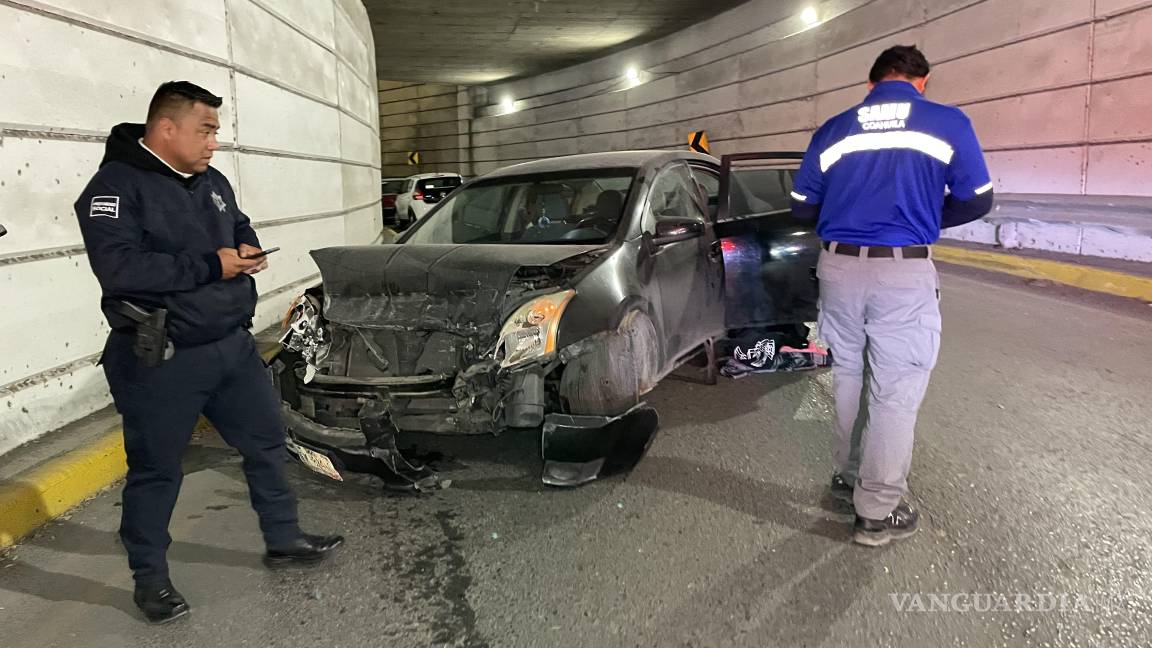 Tres jóvenes resultan heridos en choque en el distribuidor vial Venustiano Carranza