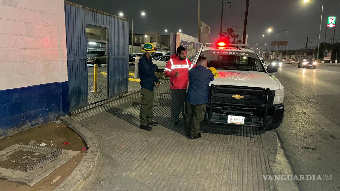 $!Personal de Protección Civil de Saltillo en el lugar del incendio en las instalaciones de Tupy, donde el acceso les fue inicialmente negado por el personal de seguridad de la empresa.