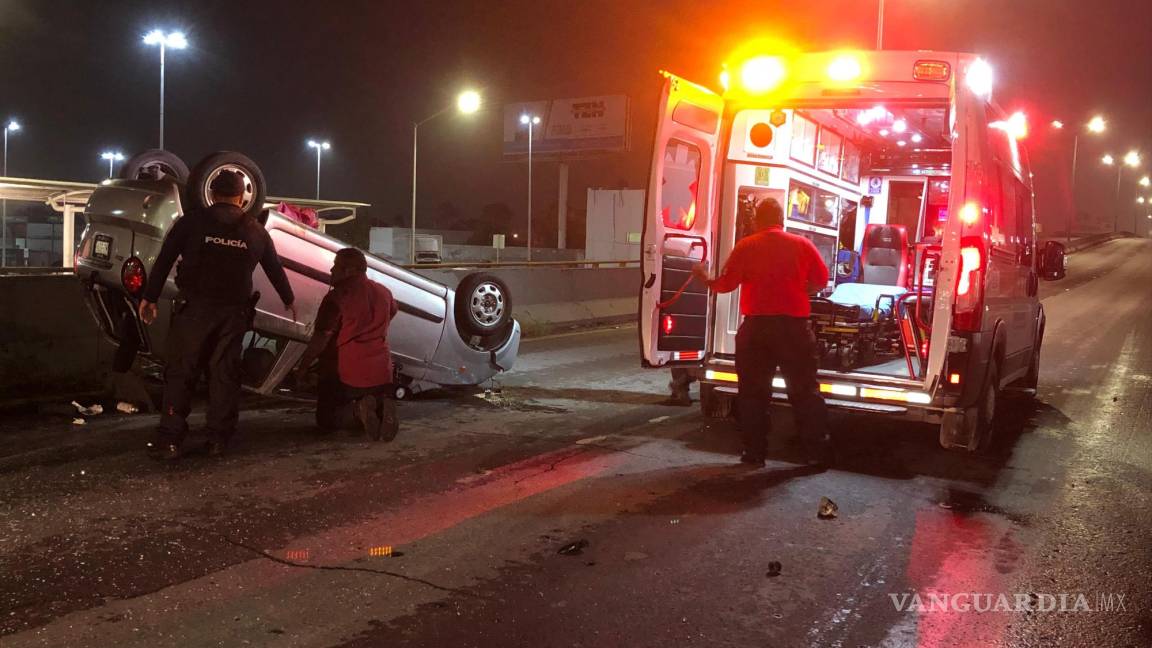 Familia vuelca sobre puente en Ramos Arizpe; adulta mayor resultó gravemente lesionada