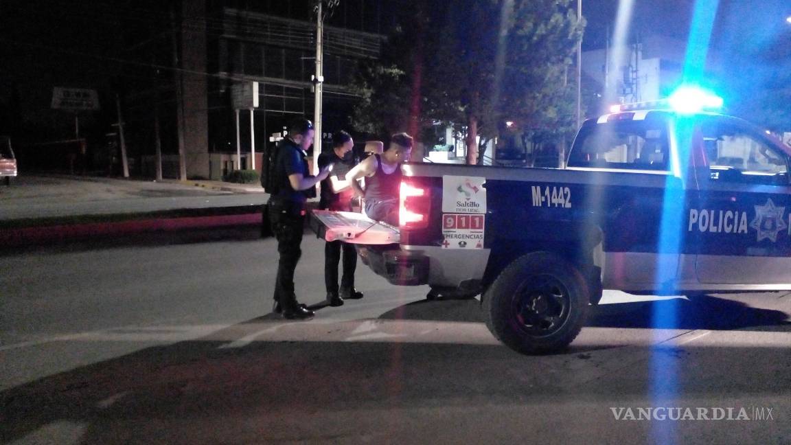 Provoca cliente ebrio riña en bar al norte de Saltillo tras ver la cuenta de consumo