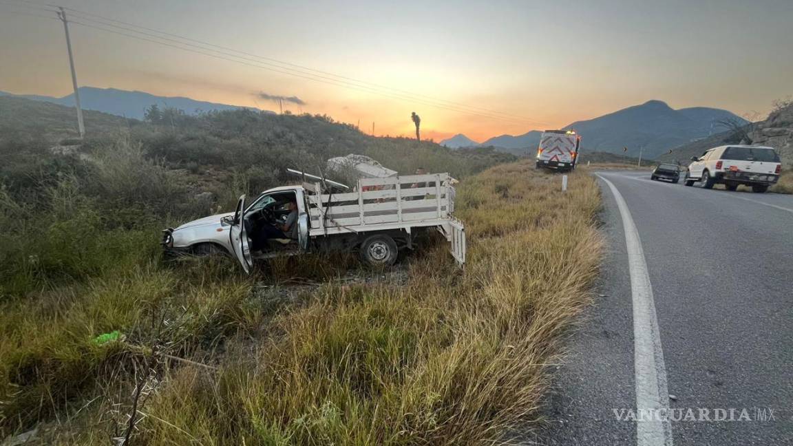 Ebrios vuelcan en la carretera Saltillo-Monclova y se tornan violentos con los paramédicos