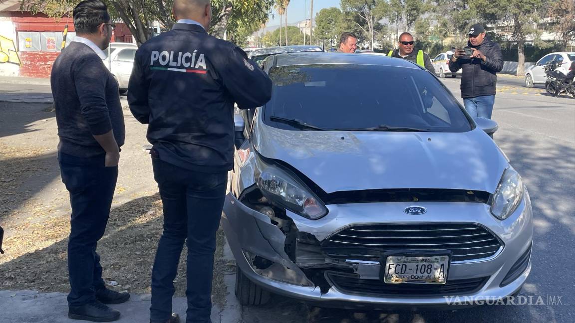 Auto no respeta alto y embiste a motociclista, en el centro de Saltillo