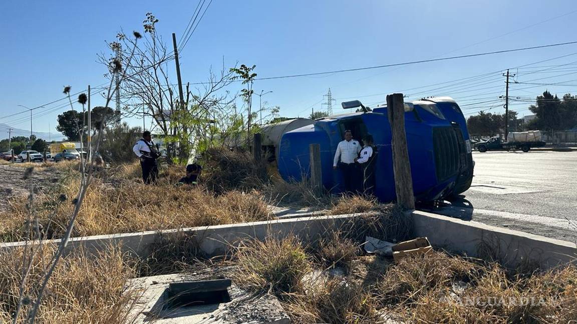 Tráiler vuelca por exceso de carga y derrama 20 toneladas de alimento para gallo en Saltillo