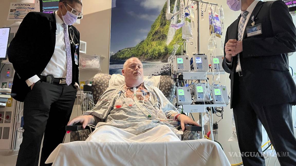 $!El Dr. Girish Mour (i) director médico del Programa de Trasplante de Laringe y Tráquea de Mayo Clinic, y el Dr. David Lott,(d), con Marty Kedian en Phoenix.