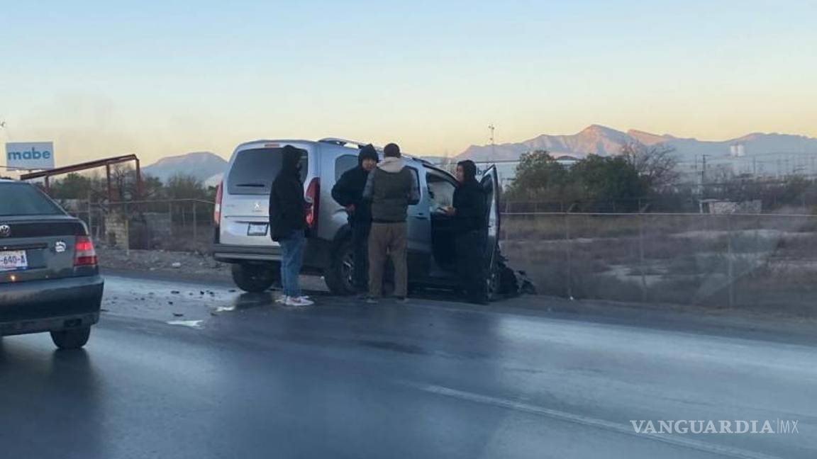 $!Paramédicos de bomberos se dieron a la tarea de auxiliar al lesionado al que trasladaron a la clínica dos del IMSS.