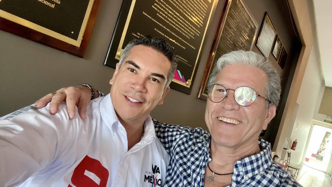 $!Alito Moreno y el autor de esta columna. Selfie tomada por el presidente nacional del PRI.