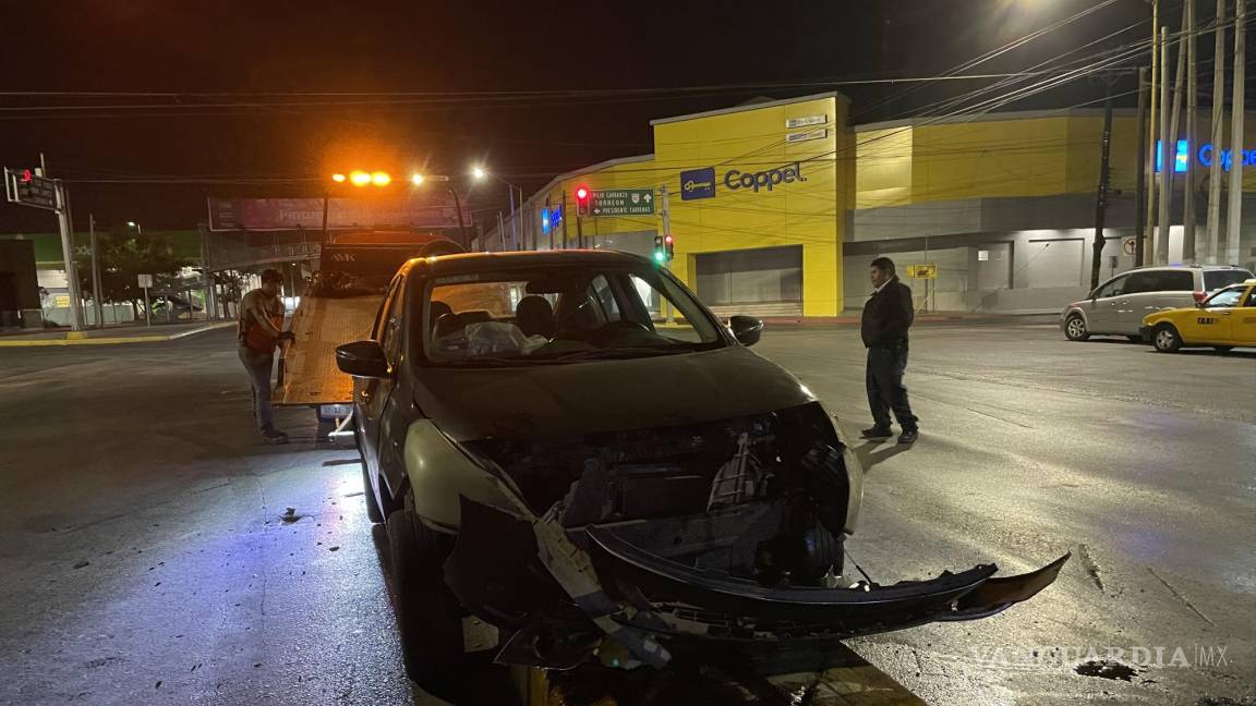Mujer destroza su automóvil; usaba el celular mientras conducía, al norte de Saltillo