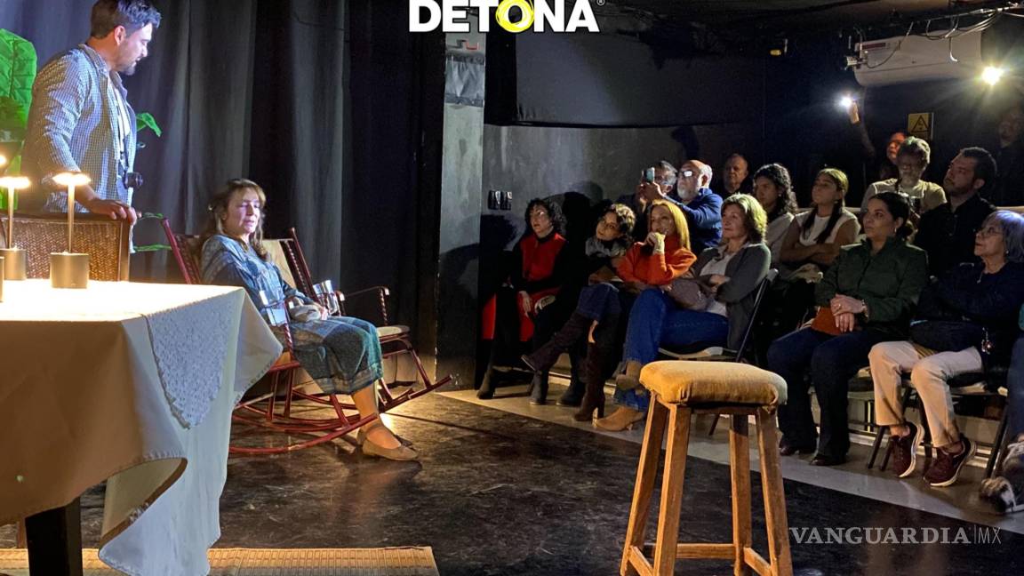 $!Escena de la obra de teatro “Los Puentes de Madison”. El ya se va. Ella, sentada en la mecedora.