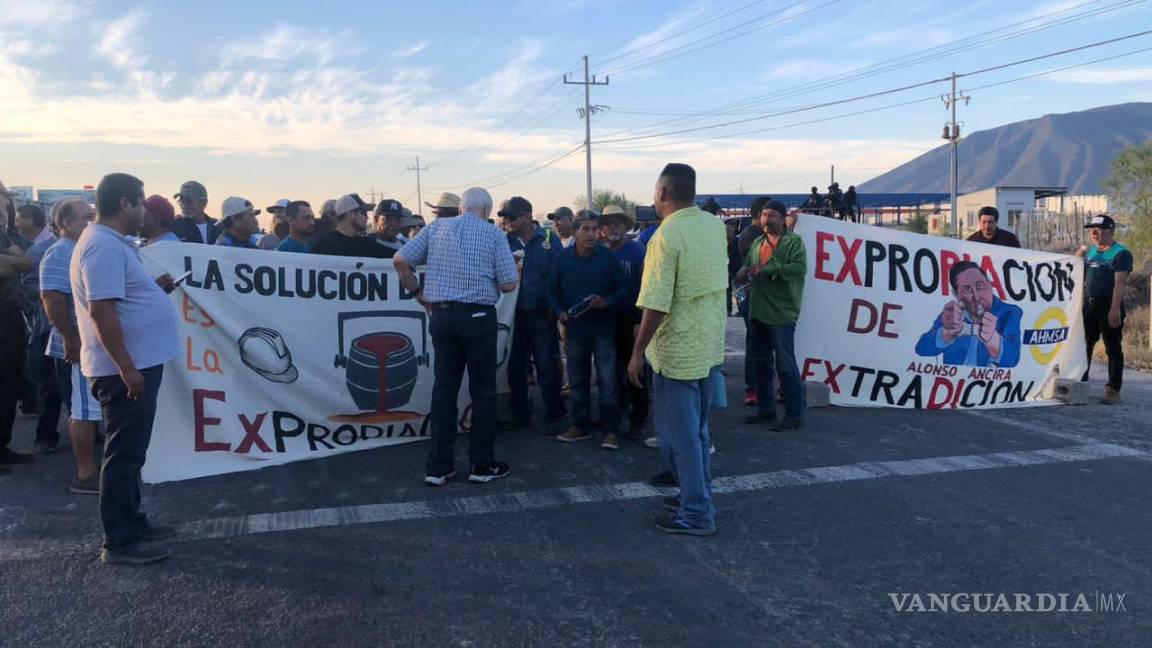 Obreros bloquean carretera a la altura de Castaños, dejan pasar a cuentagotas vehículos