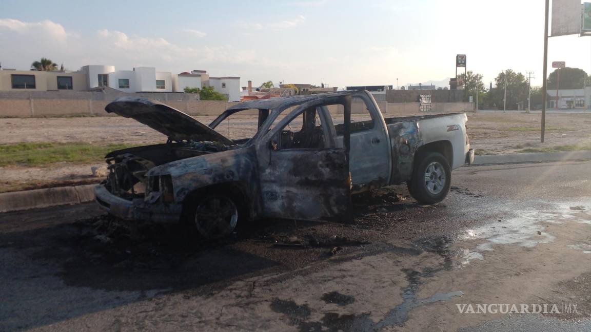 Por desperfecto eléctrico se incendia camioneta en bulevar de Saltillo