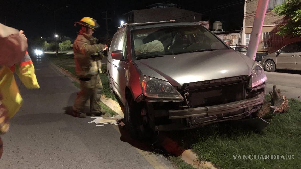 Saltillo: choca, abandona su vehículo y olvida sus documentos; Policía identifica a responsable de accidente