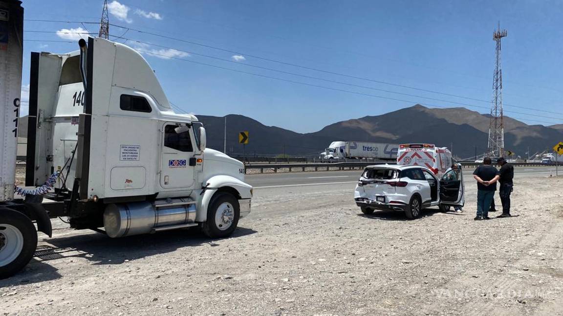 Por esquivar a un tráiler, otro choca por alcance a joven en la carretera Saltillo-Monterrey