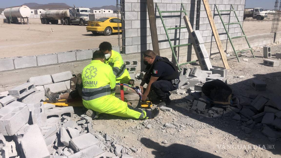 Ventarrón derriba barda en construcción, albañil termina aplastado