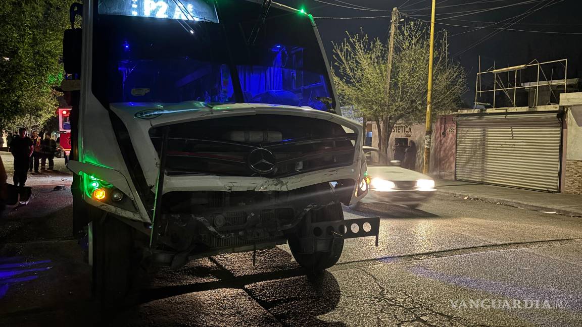 $!Agentes de Tránsito Municipal abanderaron la zona del siniestro mientras las unidades eran retiradas por una grúa al corralón.