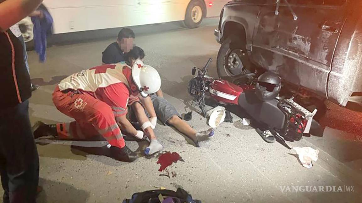 Camioneta embiste a hermanos que conducían una motocicleta; ambos resultan heridos