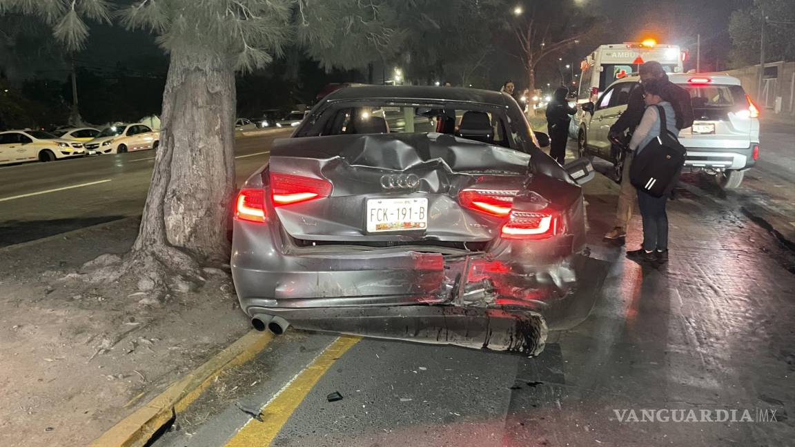 Conductor choca por alcance a taxi y a un carro de lujo, en Saltillo