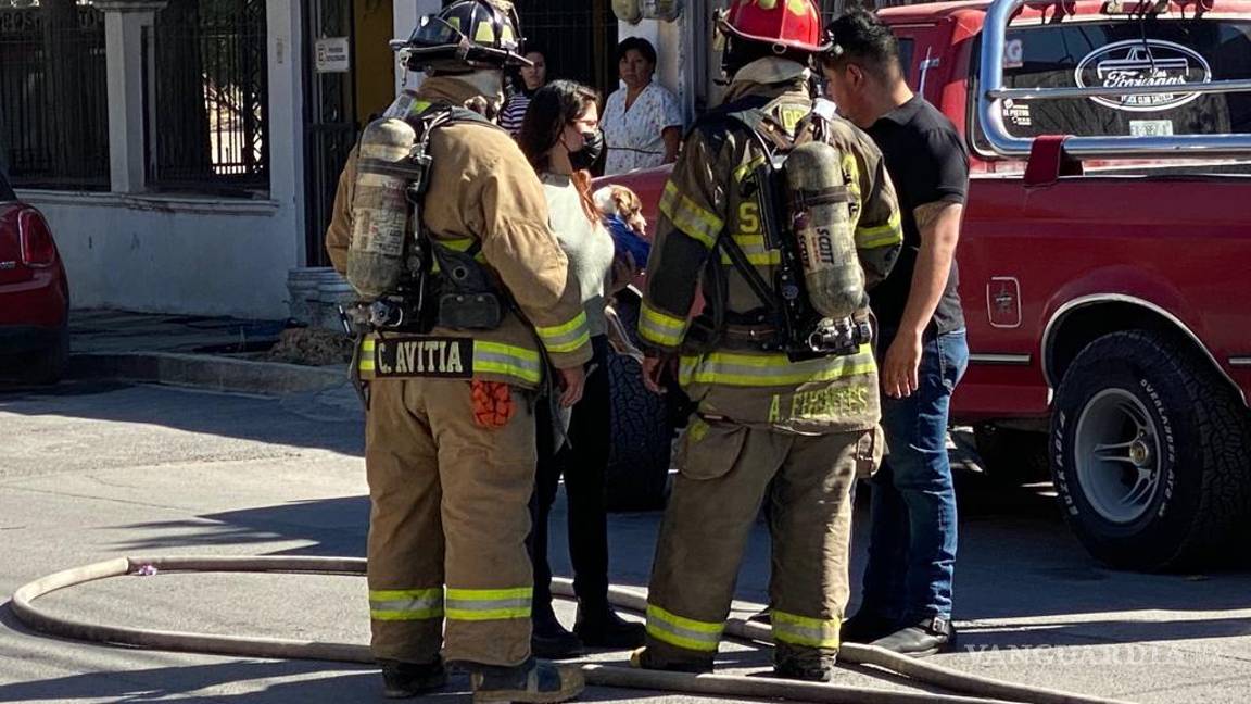 Recatan Bomberos de Saltillo a ‘lomito’ de fallecer en incendio