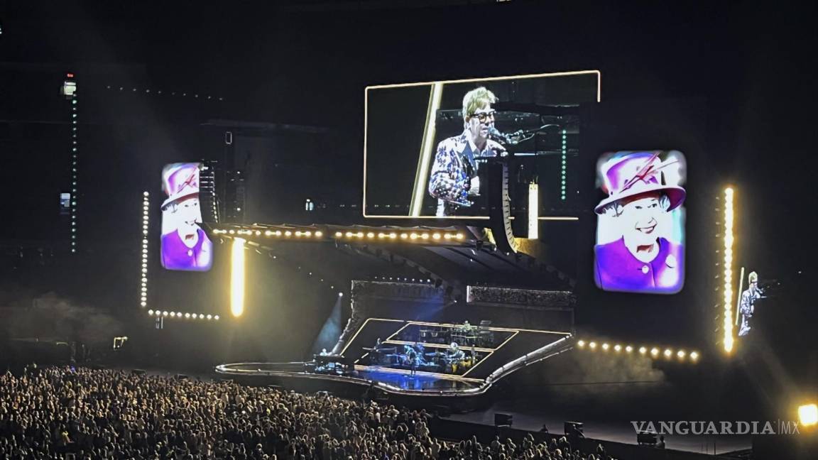 Elton John rinde tributo a Isabel II cantando ‘Don’t Let the Sun Go Down on Me’ en Toronto