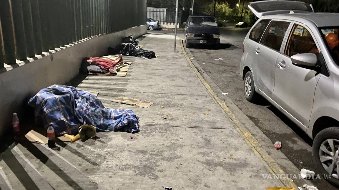 $!Familiares de pacientes foráneos del IMSS-Bienestar, durmiendo en la calle.