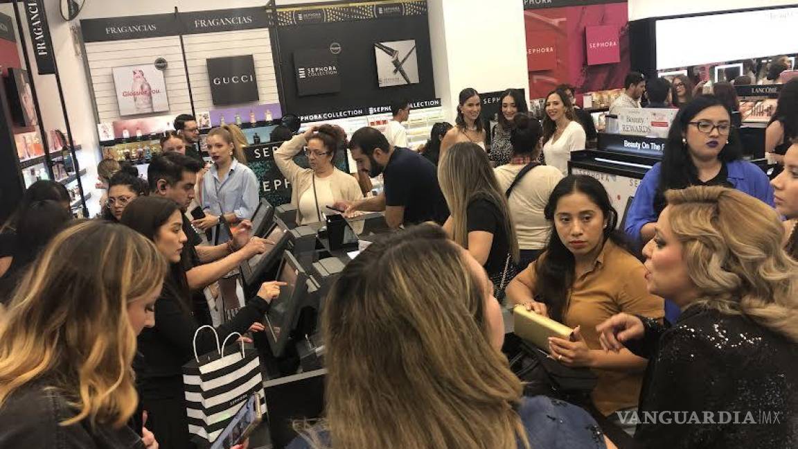 Abren Sephora y decenas de personas acuden en busca de los mejores productos de belleza