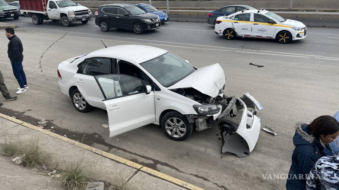Joven choca por alcance y destroza su auto en periférico LEA de Saltillo