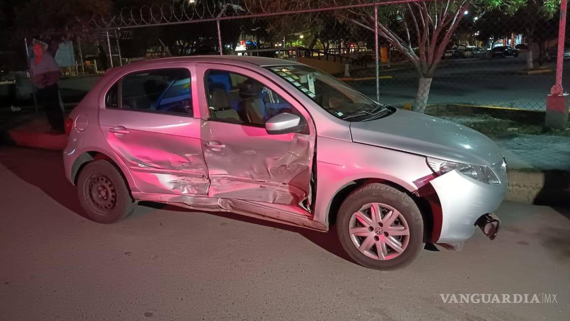 No respeta señal de alto y auto se estrella contra su vehículo en el Centro de Saltillo