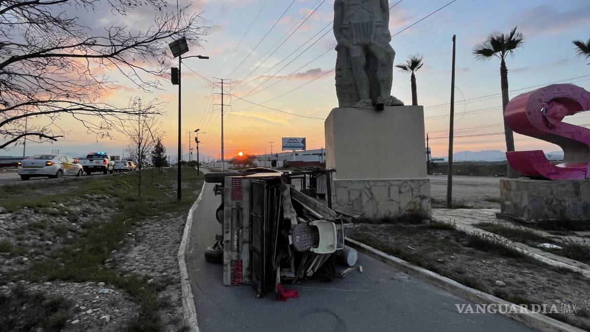 Albañiles correlones vuelcan en la entrada a Saltillo; no hubo lesionados