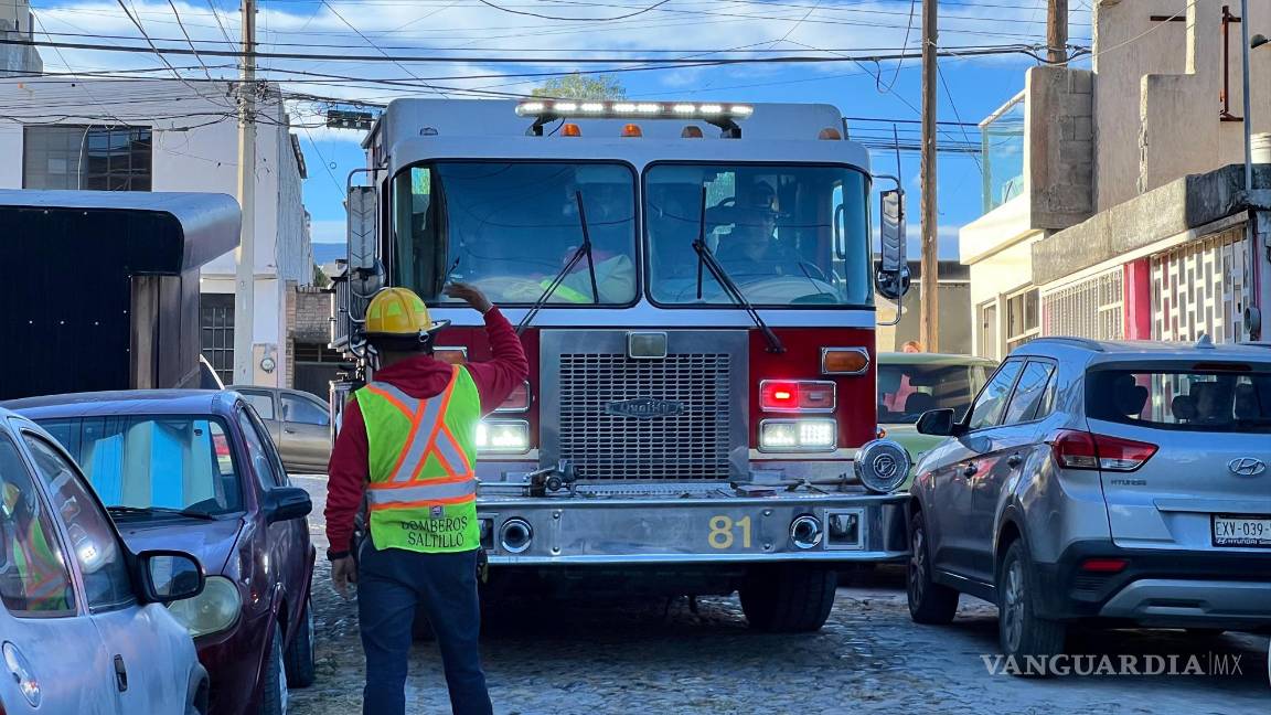 $!Los bomberos llegaron rápidamente al lugar y lograron controlar las llamas que amenazaban con extenderse a otras casas de la colonia González.
