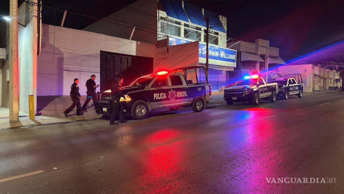 $!Elementos de la Policía Municipal rodearon el laboratorio y lograron detener al presunto ladrón tras su caída.