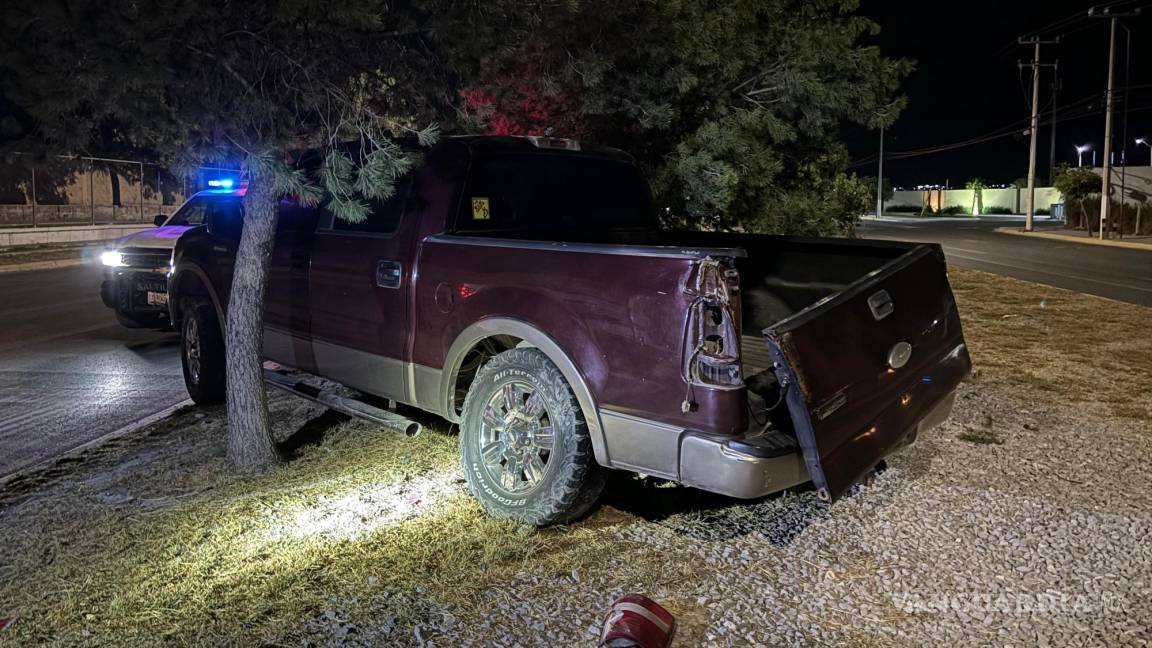 Conductor abandona camioneta tras chocar contra un árbol en Saltillo