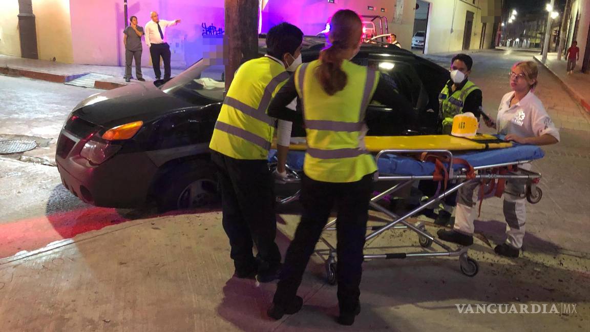$!Paramédicos de la Secretaría de Salud atendieron a los involucrados en el accidente ocurrido en el centro de Saltillo.
